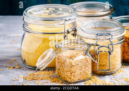 Assortiment de céréales et de grains dans des pots en verre pour le stockage, la mise au point sélective Banque D'Images