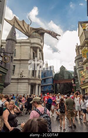 Foule et dragon à l'allée de Diagon près de Harry Potter Promenade au parc à thème Universal Studios Florida Banque D'Images