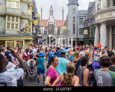 Les visiteurs de l'allée de Diagon, près de Harry Potter, se rendent à Parc à thème Universal Studios Florida Banque D'Images