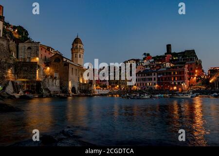 Le charmant port de Manarola pendant le coucher du soleil. Photo de haute qualité, Ligurie, Italie Banque D'Images