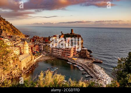 Le charmant port de Manarola pendant le coucher du soleil. Photo de haute qualité, Ligurie, Italie Banque D'Images