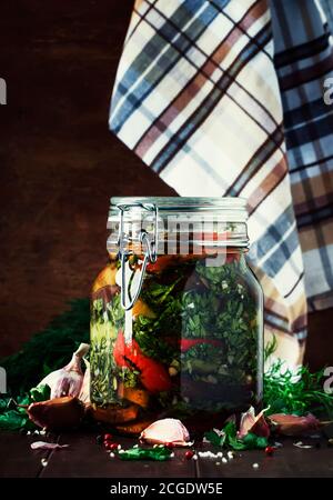 Aubergine marinée avec oignons et poivrons dans un bol, fond en bois vintage, foyer sélectif Banque D'Images