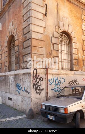 Rome, Italie - 28 juin 2010 : une vieille voiture des années 90 reste garée au coin d'une rue anonyme à Rome. Banque D'Images