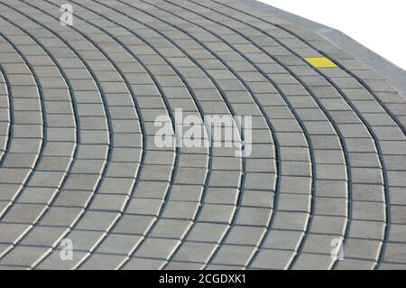 Texture de chaussée gris Cobblestone avec brique jaune, perspective isolée, motif de trottoir radial Banque D'Images