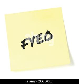 Pour vos yeux seulement initialisme FYEO marqueur noir acronyme écrit autocollant d'abréviation de post-it to-do jaune à texte isolé macro gros plan Banque D'Images