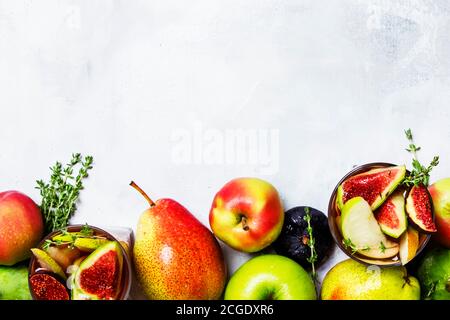 Cocktail d'automne aux fruits avec figues et vin rose, fond gris, vue sur le dessus Banque D'Images