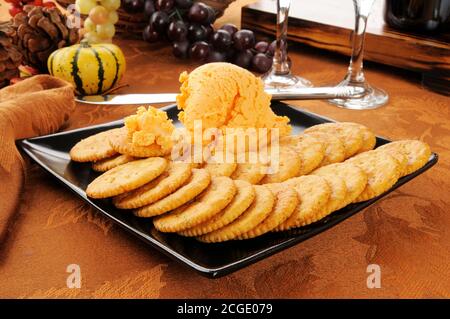 Une assiette de craquelins avec une boule de fromage cheddar une table de vacances Banque D'Images