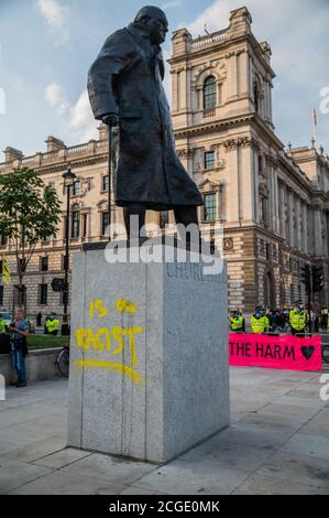 Londres, Royaume-Uni. 10 septembre 2020. La statue de Churchill est peinte avec les mots « est raciste », même si cela n'a pas été revendiqué dans le cadre de la manifestation XR - c'est le dernier jour officiel des manifestations actuelles de la rébellion d'extinction et, à l'arrivée de mars sur la place du Parlement, il trouve le bateau rose XR, Dire la vérité a déjà été encordée par la police. Les masques sont généralement portés et la distanciation sociale est pratiquée comme le « verrouillage » facilité continue pour l'épidémie de coronavirus (Covid 19) à Londres. Crédit : Guy Bell/Alay Live News Banque D'Images