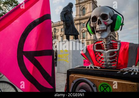 Londres, Royaume-Uni. 10 septembre 2020. La statue de Churchill est peinte avec les mots « est raciste », même si cela n'a pas été revendiqué dans le cadre de la manifestation XR - c'est le dernier jour officiel des manifestations actuelles de la rébellion d'extinction et, à l'arrivée de mars sur la place du Parlement, il trouve le bateau rose XR, Dire la vérité a déjà été encordée par la police. Les masques sont généralement portés et la distanciation sociale est pratiquée comme le « verrouillage » facilité continue pour l'épidémie de coronavirus (Covid 19) à Londres. Crédit : Guy Bell/Alay Live News Banque D'Images