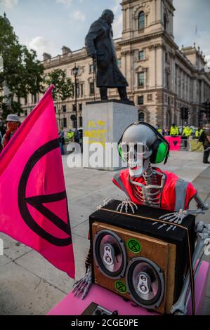 Londres, Royaume-Uni. 10 septembre 2020. La statue de Churchill est peinte avec les mots « est raciste », même si cela n'a pas été revendiqué dans le cadre de la manifestation XR - c'est le dernier jour officiel des manifestations actuelles de la rébellion d'extinction et, à l'arrivée de mars sur la place du Parlement, il trouve le bateau rose XR, Dire la vérité a déjà été encordée par la police. Les masques sont généralement portés et la distanciation sociale est pratiquée comme le « verrouillage » facilité continue pour l'épidémie de coronavirus (Covid 19) à Londres. Crédit : Guy Bell/Alay Live News Banque D'Images