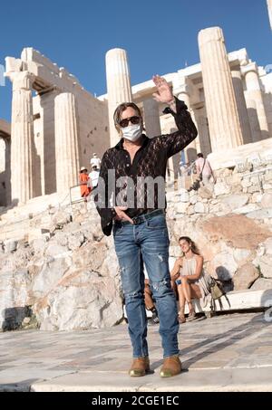 Athènes, Grèce. 10 septembre 2020. L'acteur et scénariste américain Mickey Rourke visite l'Acropole d'Athènes, en Grèce. Mickey Rourke est arrivé à Athènes pour participer aux fusillades du film de Yelena Popovic « un de Dieu ». “Homme de Dieu” est au sujet de la biographie de St. Nectarios et la première officielle est prévue pour novembre 2020. Banque D'Images