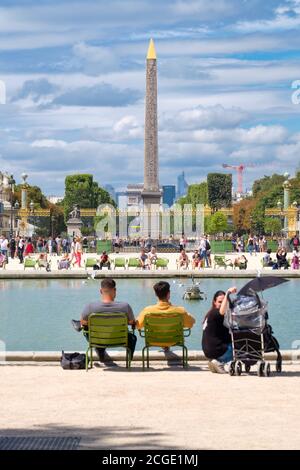 Les Parisiens se détendent au bord d'un lac au jardin des Tuileries À Paris Banque D'Images