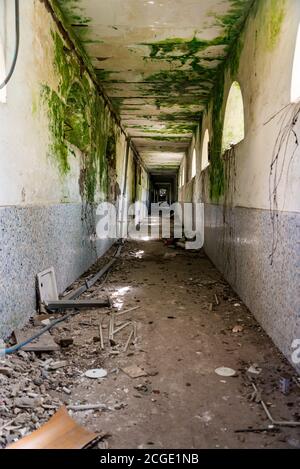 Espaces intérieurs dans l'asile aliéné abandonné à Naples, en Italie. Banque D'Images