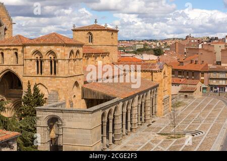 Avila, Espagne - 25 juin 2019 : Basilique de San Vicente. La basilique se distingue par son cénotaphe sculpté unique et est l'un des meilleurs exemples de Romanesqu Banque D'Images