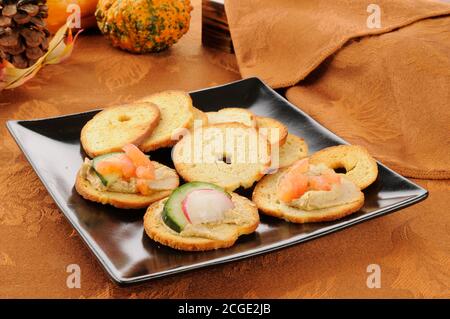 Canapés d'houmous à l'ail sur des toasts de bagels en fines tranches Banque D'Images