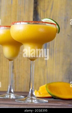 Verres de cocktails de mangue Margarita congelés garnis de sel de paprika jante Banque D'Images