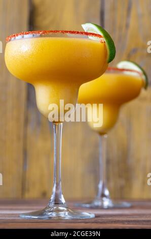 Verres de cocktails de mangue Margarita congelés garnis de sel de paprika jante Banque D'Images