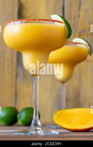 Verres de cocktails de mangue Margarita congelés garnis de sel de paprika jante Banque D'Images