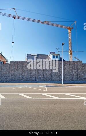 Chantier de construction avec gabion pour la régulation du bruit Banque D'Images