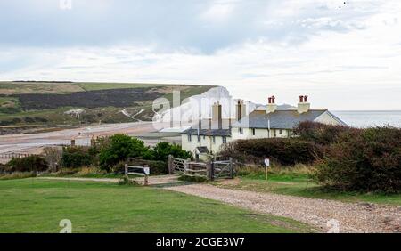 Les célèbres cottages de garde-côtes sur les falaises surplombant Cuckmere Haven à la réserve naturelle de Seaford Head . Les chalets sont en danger à cause de l'érosion Banque D'Images