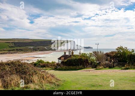 Les célèbres cottages de garde-côtes sur les falaises surplombant Cuckmere Haven à la réserve naturelle de Seaford Head . Les chalets sont en danger à cause de l'érosion Banque D'Images