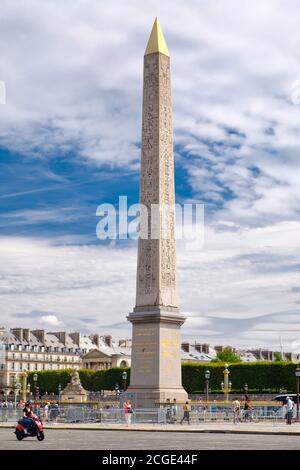 La place de la Concorde et l'Obélisque de Louxor Une journée d'été à Paris Banque D'Images