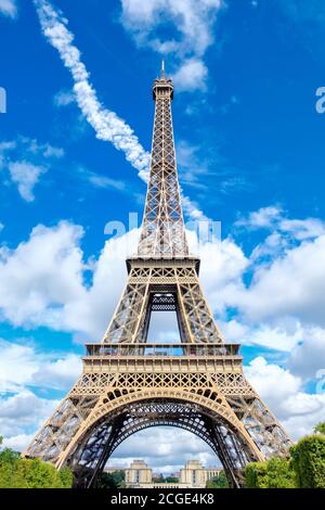 La Tour Eiffel à Paris par une belle journée d'été Banque D'Images