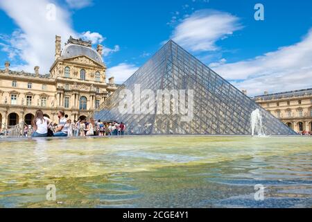 Le Musée du Louvre à Paris Banque D'Images