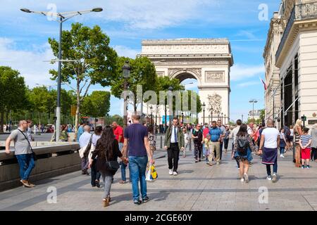 Les champs-Elysées et l'Arc de Triomphe dans le centre de Paris un jour d'été ensoleillé Banque D'Images