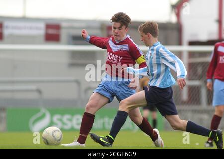 Aaron Connolly de Mervue a Uni U15 en action contre Salthill Devon. Mervue United contre Salthill Devon, finale de la coupe U15 GFA, 12/5/15, Eamonn Deacy Park, Galway. Photos d'un jeune Aaron Connolly (actuellement de Brighton et Hove Albion et de la République d'Irlande) en action pour Mervue Unis comme un adolescent. Banque D'Images