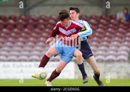 Aaron Connolly de Mervue a Uni U15 en action contre Salthill Devon. Mervue United contre Salthill Devon, finale de la coupe U15 GFA, 12/5/15, Eamonn Deacy Park, Galway. Photos d'un jeune Aaron Connolly (actuellement de Brighton et Hove Albion et de la République d'Irlande) en action pour Mervue Unis comme un adolescent. Banque D'Images