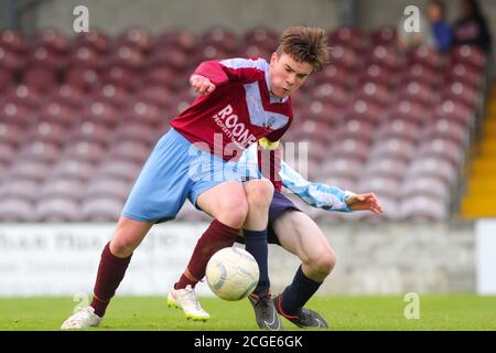 Aaron Connolly de Mervue a Uni U15 en action contre Salthill Devon. Mervue United contre Salthill Devon, finale de la coupe U15 GFA, 12/5/15, Eamonn Deacy Park, Galway. Photos d'un jeune Aaron Connolly (actuellement de Brighton et Hove Albion et de la République d'Irlande) en action pour Mervue Unis comme un adolescent. Banque D'Images