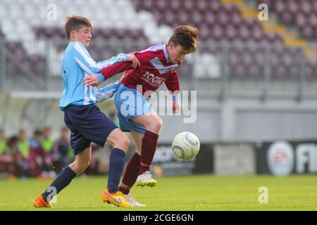 Aaron Connolly de Mervue a Uni U15 en action contre Salthill Devon. Mervue United contre Salthill Devon, finale de la coupe U15 GFA, 12/5/15, Eamonn Deacy Park, Galway. Photos d'un jeune Aaron Connolly (actuellement de Brighton et Hove Albion et de la République d'Irlande) en action pour Mervue Unis comme un adolescent. Banque D'Images