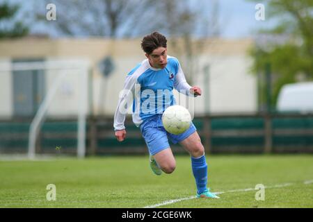 Aaron Connolly de Mervue a Uni U15 en action contre Athenry. Mervue United contre Athenry, 9/5/15, Fahy's Field, Mervue, Galway. Photos d'un jeune Aaron Connolly (actuellement de Brighton et Hove Albion et de la République d'Irlande) en action pour Mervue Unis comme un adolescent. Banque D'Images