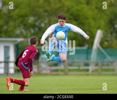 Aaron Connolly de Mervue a Uni U15 en action contre Athenry. Mervue United contre Athenry, 9/5/15, Fahy's Field, Mervue, Galway. Photos d'un jeune Aaron Connolly (actuellement de Brighton et Hove Albion et de la République d'Irlande) en action pour Mervue Unis comme un adolescent. Banque D'Images