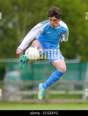 Aaron Connolly de Mervue a Uni U15 en action contre Athenry. Mervue United contre Athenry, 9/5/15, Fahy's Field, Mervue, Galway. Photos d'un jeune Aaron Connolly (actuellement de Brighton et Hove Albion et de la République d'Irlande) en action pour Mervue Unis comme un adolescent. Banque D'Images