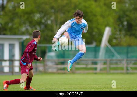 Aaron Connolly de Mervue a Uni U15 en action contre Athenry. Mervue United contre Athenry, 9/5/15, Fahy's Field, Mervue, Galway. Photos d'un jeune Aaron Connolly (actuellement de Brighton et Hove Albion et de la République d'Irlande) en action pour Mervue Unis comme un adolescent. Banque D'Images