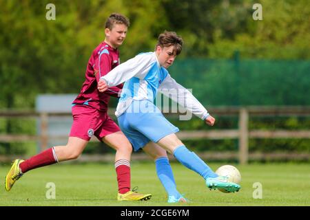 Aaron Connolly de Mervue United U15 marque un but contre Athenry. Mervue United contre Athenry, 9/5/15, Fahy's Field, Mervue, Galway. Photos d'un jeune Aaron Connolly (actuellement de Brighton et Hove Albion et de la République d'Irlande) en action pour Mervue Unis comme un adolescent. Banque D'Images