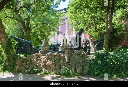 Armes russes autour de la maison-musée du Libérateur Tsar Alexander II à Pleven. Bulgarie Banque D'Images