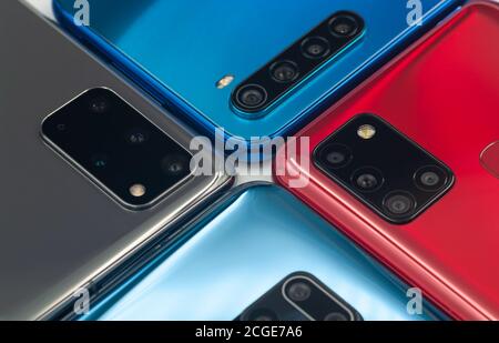 Quatre smartphones modernes multicolores lumineux avec différents modules de caméra Foto gros plan. Mise au point sélective Banque D'Images