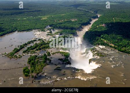 Vue aérienne des chutes d'Iguazu, l'une des 7 nouvelles merveilles de la nature, au Brésil et en Argentine Banque D'Images