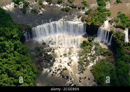 Vue aérienne des chutes d'Iguazu, l'une des 7 nouvelles merveilles de la nature, au Brésil et en Argentine Banque D'Images