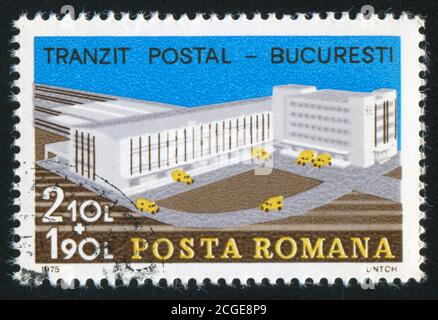 ROUMANIE - VERS 1975: Timbre imprimé par la Roumanie, montre le transit postal à Bucarest, vers 1975 Banque D'Images