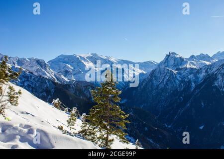 Vue sur les montagnes au-dessus de Champagny en Vanoise, Alpes françaises Banque D'Images