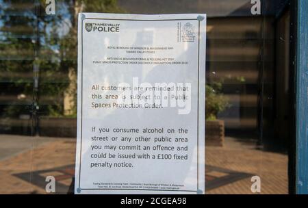 Maidenhead, Berkshire, Royaume-Uni. 10 septembre 2020. Une ordonnance de protection des espaces publics de la Thames Valley police dans une fenêtre de pub. Le nombre de cas de tests Covid-19 positifs dans le quartier royal de Maidenhead et de Windsor a augmenté de 10 au cours des 24 dernières heures. En raison d'un pic de nouveaux cas dans diverses régions d'Angleterre, de nouvelles restrictions ont été mises en place par le gouvernement lundi prochain, où seulement six personnes peuvent maintenant socialiser ensemble. Il y a quelques exceptions limitées à cela. Crédit : Maureen McLean/Alay Banque D'Images