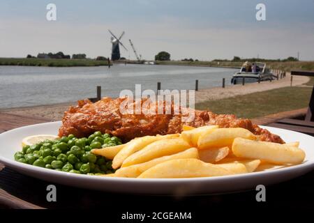 Fish and chips de pub traditionnel, Berney Arms, River Yare, Norfolk, Angleterre Banque D'Images