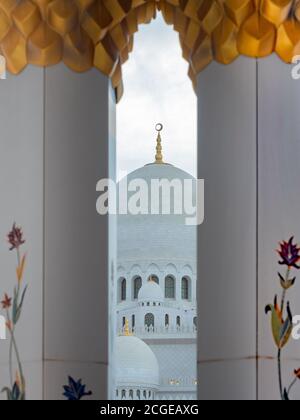 Vue sur les dômes à travers les arches, Grande Mosquée Sheikh Zayed, Abu Dhabi, eau Banque D'Images