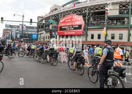 Chicago, États-Unis. 2 août 2018. Tard dans la journée, une manifestation contre la violence par armes à feu a lieu sur le terrain de Wrigley. Banque D'Images