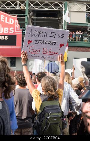 Chicago, États-Unis. 2 août 2018. Tard dans la journée, une manifestation contre la violence par armes à feu a lieu sur le terrain de Wrigley. Banque D'Images