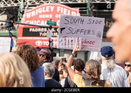 Chicago, États-Unis. 2 août 2018. Tard dans la journée, une manifestation contre la violence par armes à feu a lieu sur le terrain de Wrigley. Banque D'Images